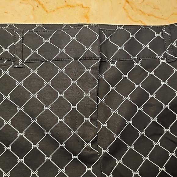 White House Black Market Black w/Diamond Design Stretch Burmuda Shorts Size 10 - Picture 5 of 8